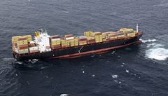 Záchranné týmy se sna�í chvatn� od�erpat ropu z nákladní lodi Rena,