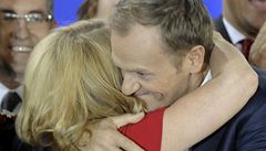 Donald Tusk po oznámení výsledků voleb objímá svou ženu. | na serveru Lidovky.cz | aktuální zprávy