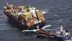 Loď u Nového Zélandu se rozlomila na dva kusy