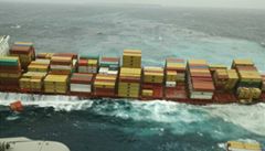 Potáp�jící se nákladní lo� Rena u novozélandského pob�e�í.