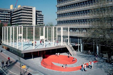 Holandská realizace NL Architects: Basket Bar v Utrechtu (2003).