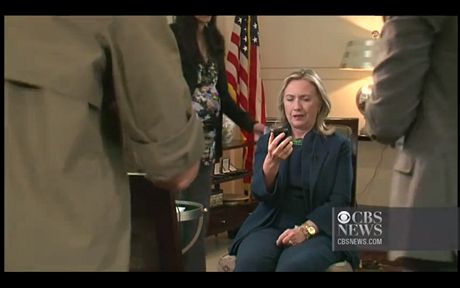 Hillary Clintonová se práv dozvídá o dopadení Muamara Kaddáfího. 