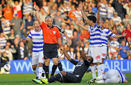 Útoník Didier Drogba vidí od rozhodího ervenou kartu v zápase anglické fotbalové ligy proti QPR