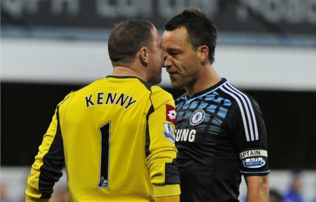 Kapitán fotbalist Chelsea John Terry (vpravo) pi hádce s brankáem QPR Paddym Kennym 