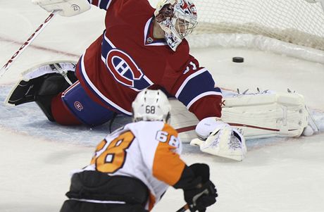 eský hokejista Jaromír Jágr z Philadelphie skóruje do sít Montrealu Canucks