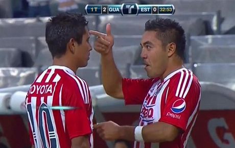Fotbalisté mexického týmu Chivas Fabián de la Mora (vpravo) a Alberto Medina zvolili netradiní zpsob oslavy gólu, která v zemi vzbudila vlnu nevole  