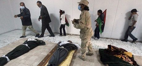 Libyjci si prohlíejí tlo Muammara Kaddáfího (uprosted)