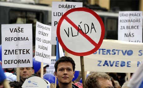 V Praze lidé demonstrovali proti vlád. 