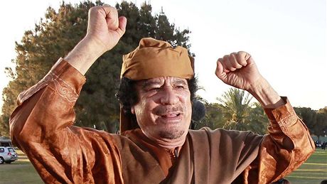 Kaddáfí na snímku z dubna roku 2011, kdy v Tripolisu jednal z pedstaviteli afrických stát o situaci v Libyi.