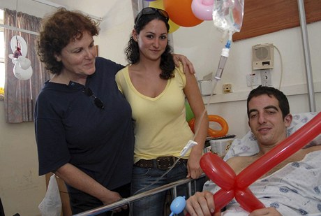 Ilan Grapel na archivním snímku z roku 2006, kdy byl zrann v bojích na jihu Libanonu
