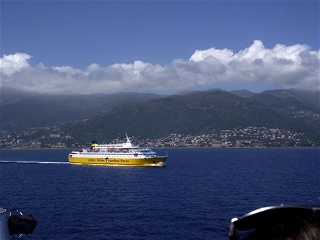 Trajekt míící na ostrov Korsika.