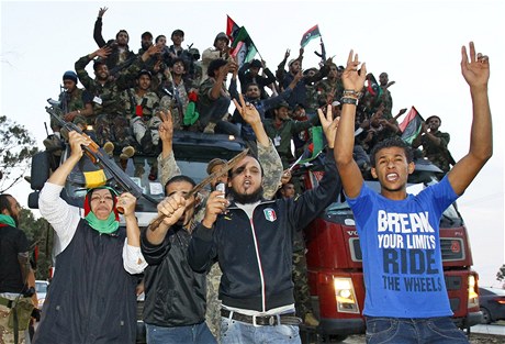 Libyjtí revolucionái slaví v Benghází.  