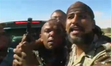 Zabil jsem Kaddáfího, tvrdí rebel na novém videu. 