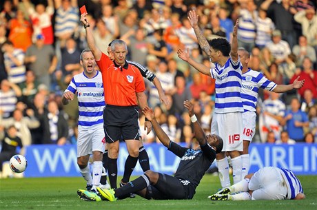 Útoník Didier Drogba vidí od rozhodího ervenou kartu v zápase anglické fotbalové ligy proti QPR