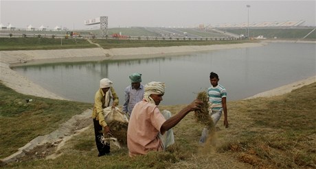 Indití farmái pracují na okruhu Buddh International Circuit, kde se pojede první Velká cena formule 1