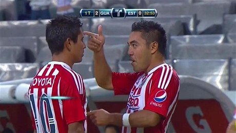 Fotbalisté mexického týmu Chivas Fabián de la Mora (vpravo) a Alberto Medina zvolili netradiní zpsob oslavy gólu, která v zemi vzbudila vlnu nevole  