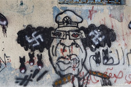 Graffiti zesmující Kaddáfího