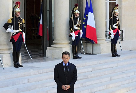 Sarkozy na schodech Elysejského paláce letos v záí