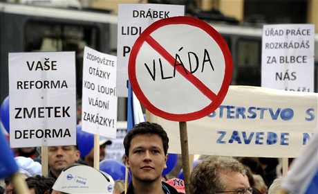 V Praze lidé demonstrovali proti vlád. 