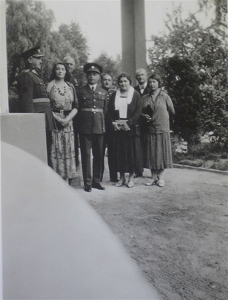 Jediná dostupná fotografie Bly Syrové (tetí zprava), druhá polovina 30. let.(První zprava Jaroslava Eliáová, tvrtý zprava generál Eliá, tetí zleva generál Syrový).