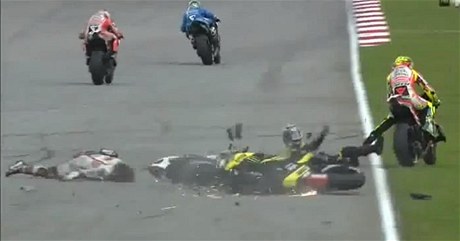 Tragický okamik: Marco Simoncelli ztratil pi nehod pilbu