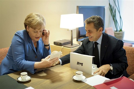 Angela Merkelová volá Carle Bruni a blahopeje jí k narození dcery