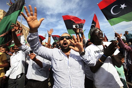 Ruce nad hlavou a prsty vztyené ve tvaru "V" na znamení vítzství. Vichni, kdo byli na stran povstalc, zaali po zpráv o zabití Kaddáfího slavit. 