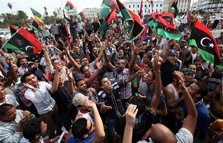 Radost na námstí v Tripolisu. Ruce nad hlavou a prsty vztyené ve tvaru "V" na znamení vítzství. Vichni, kdo byli na stran povstalc, zaali po zpráv o zabití Kaddáfího slavit. 