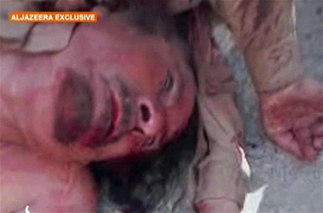 Snímek mrtvého plukovníka Muammara Kaddáfího poízený z videa, které odvysílala televize Al Jazeera.