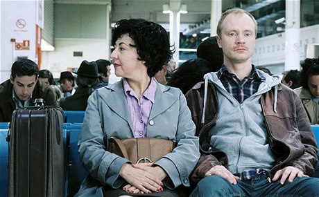 Carmen Machi a Jan Buda na autobusovém nádraí, které zmní jejich ivota