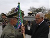Prezident Václav Klaus pebírá zástavu.
