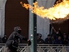Protesty v Aténách si vyádaly smrt