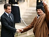 Kaddáfí se zdraví s francouzským prezidentem Nicolasem Sarkozym pi návtv Paíe (prosinec 2007).