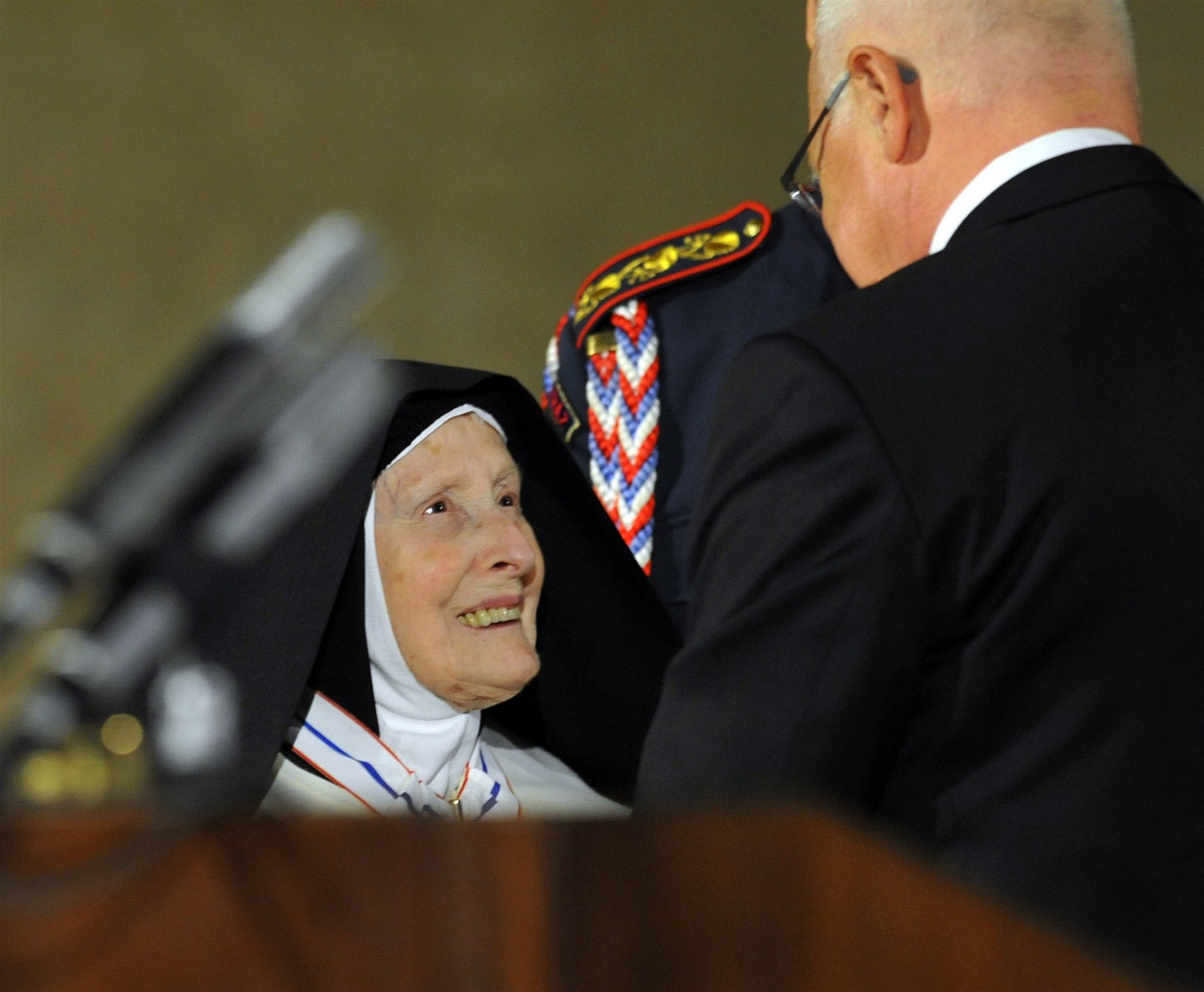 Prezident Václav Klaus ud�lil 28. �íjna ve Vladislavském sále Pra�ského hradu u p�íle�itosti státního svátku �ád Tomá�e Garrigua Masaryka Ann� Magdalen� Schwarzové za vynikající zásluhy o rozvoj demokracie, humanity a lidská práva. 