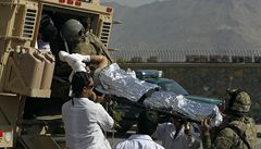 Zdravotníci odváejí vojáka, který byl zrann v Kábulu pi útoku na konvoj NATO