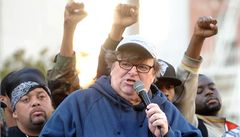 Demonstranty v kalifornském Oaklandu podpoil americký dokumentarista Michael Moore.