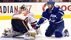 Hokejista Toronta Phil Kessel skóruje do brány Calgary Flames