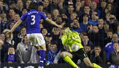 Branká� Chelsea Petr �ech v zápase Ligového poháru proti Evertonu vyst�ídal a hned chytil penaltu