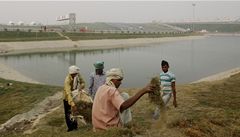 Indití farmái pracují na okruhu Buddh International Circuit, kde se pojede první Velká cena formule 1