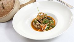 �ervené kari s ku�ecím masem a kokosovým mlékem.