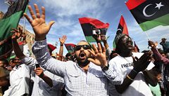 Ruce nad hlavou a prsty vztyčené ve tvaru "V" na znamení vítězství. Všichni, kdo byli na straně povstalců, začali po zprávě o zabití Kaddáfího slavit. 