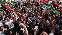 Kaddf je mrtv, Libyjci bouliv slav