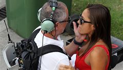 Marco Simoncelli zem�el. Jeho p�ítelkyn� Kate.