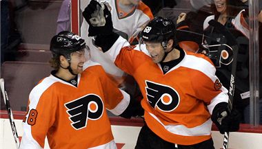 Claude Giroux (vlevo) a Jaromr Jgr v dresech Philadelphie zvtzili proti proti Carolin vysoko 5:1