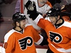 Claude Giroux (vlevo) a Jaromír Jágr v dresech Philadelphie zvítzili proti proti Carolin vysoko 5:1