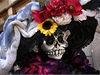 Žena v Mexiko City si oblékla tradiční kostým ke Dni mrtvých.