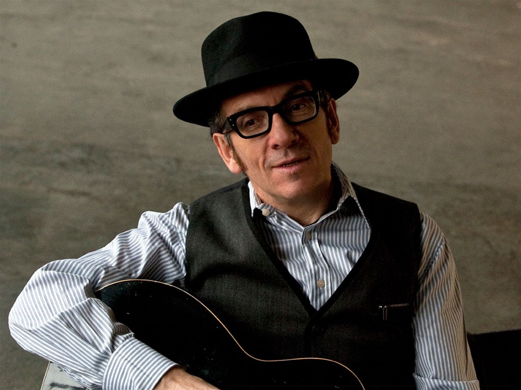 Cvok v k�iklavém saku. Costello s velkými obrou�kami a la Buddy Holly a s italským p�íjmením po matce stále pat�í k absolutní �pi�ce. 