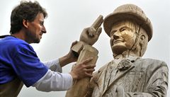 Devná socha Pana Tau v nadivotní velikosti mí 2,5 metru, vetn podstavce je vysoká tyi metry. Je vyezaná z více ne stoletého jasanu.