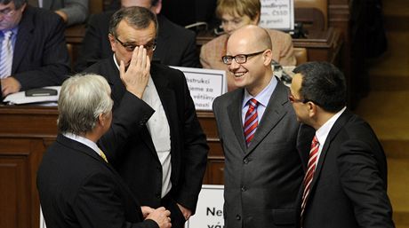 Ministr financí Miroslav Kalousek (druhý zleva) a pedseda SSD Bohuslav Sobotka (druhý zprava) na jednání Poslanecké snmovny. Na programu bylo projednávání státního rozpotu na rok 2012 v prvním tení. 