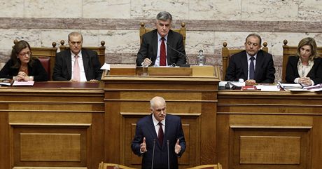 eck premir Jorgos Papandreu dnes veer v parlamentu ped klovm hlasovn o dve sv vld poslancm ekl, e sjednanou novou dohodu o finann pomoci eurozny pro eckou ekonomiku nesm ecko propst